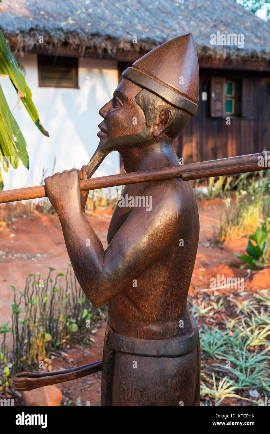 Holzschnitzerei von einem madagassischen Mann, der ein Gewehr über die Schulter. Madagaskar, Afrika. Stockfoto