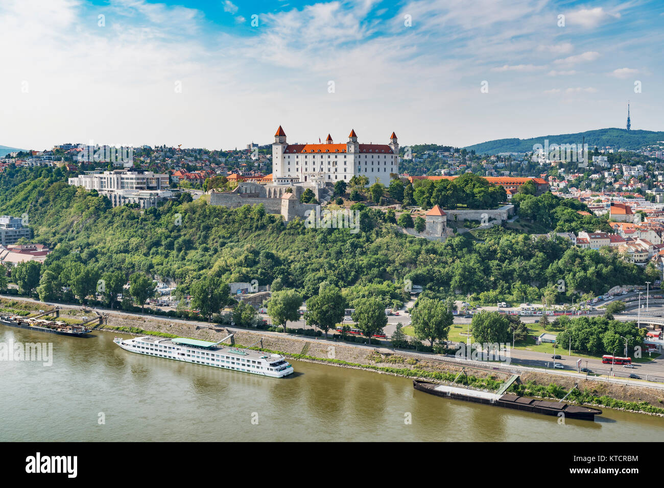 Blick über die Donau auf der Burg Bratislava in Bratislava, Hauptstadt der Slowakei in Europa Stockfoto