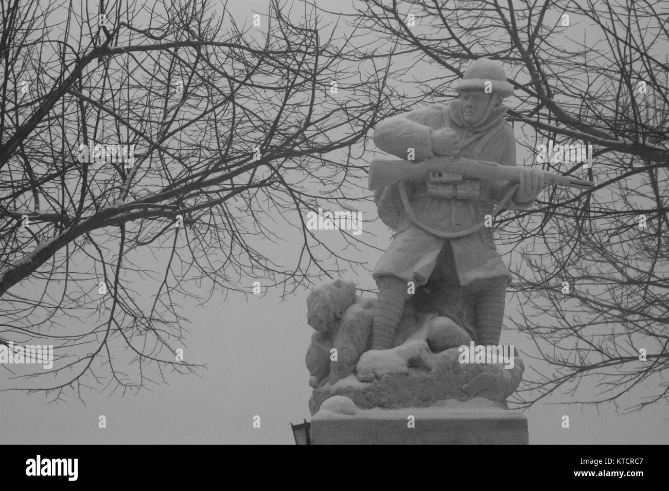 Gefrorene Soldat Statue von Schnee während der sehr kalten Winter abgedeckt. Toskana Italien Stockfoto