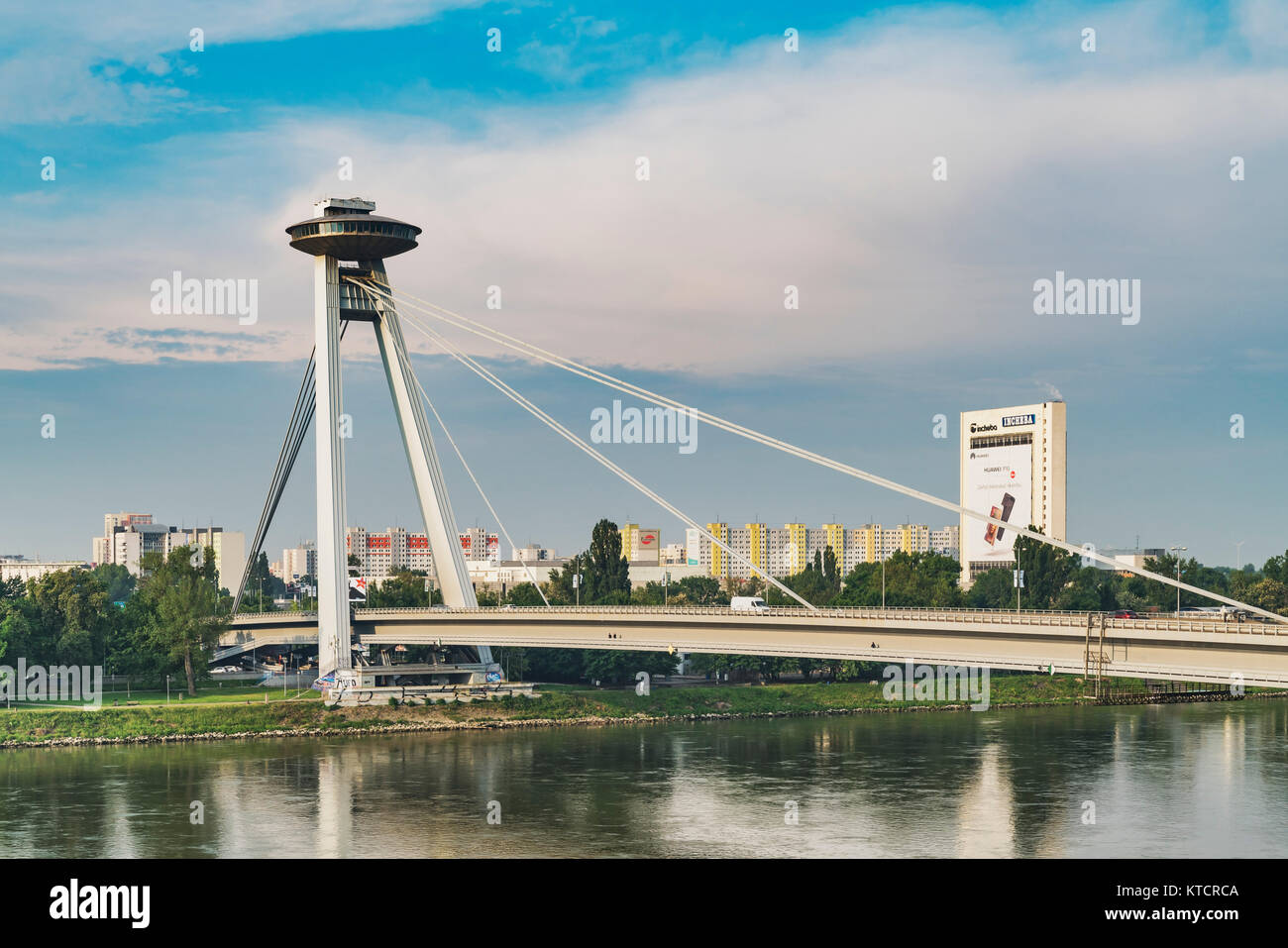 Die Brücke von der Slowakischen Nationalen Aufstandes, SNP-Brücke ist eine Brücke über die Donau. Es wurde zwischen 1967 und 1972, Bratislava, Slowakei Stockfoto