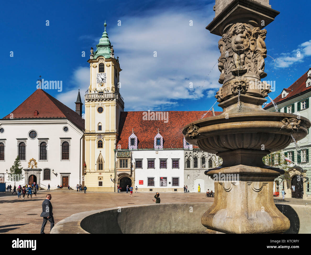 Das alte Rathaus ist eines der ältesten Gebäude der Stadt aus Stein gebaut. Es befindet sich am Hauptplatz in der Altstadt von Bratislava, Slowakei, Stockfoto