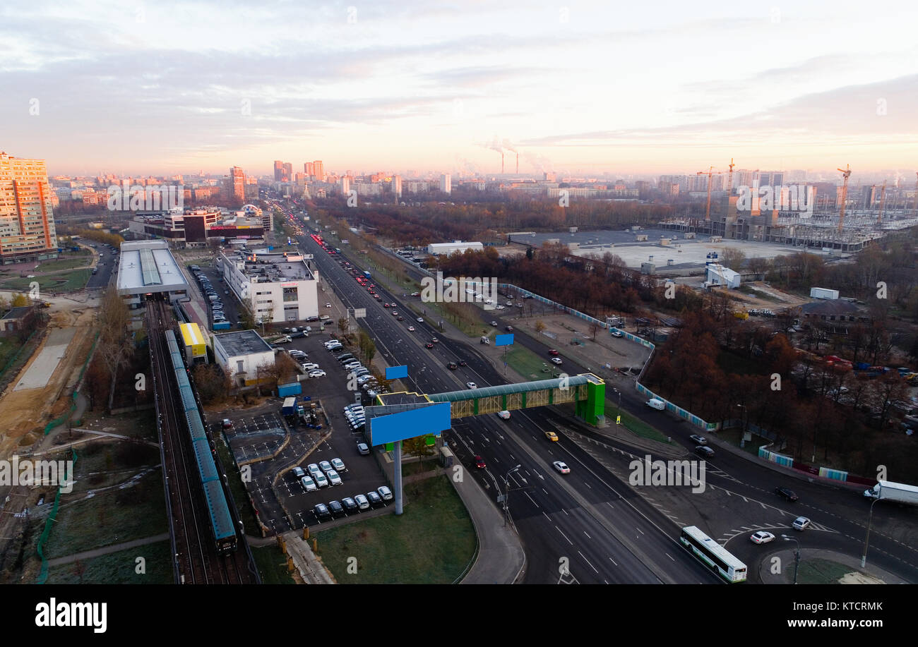 Andropow Avenue und der Technopark Metro Station in der Morgendämmerung. Russland. Stockfoto