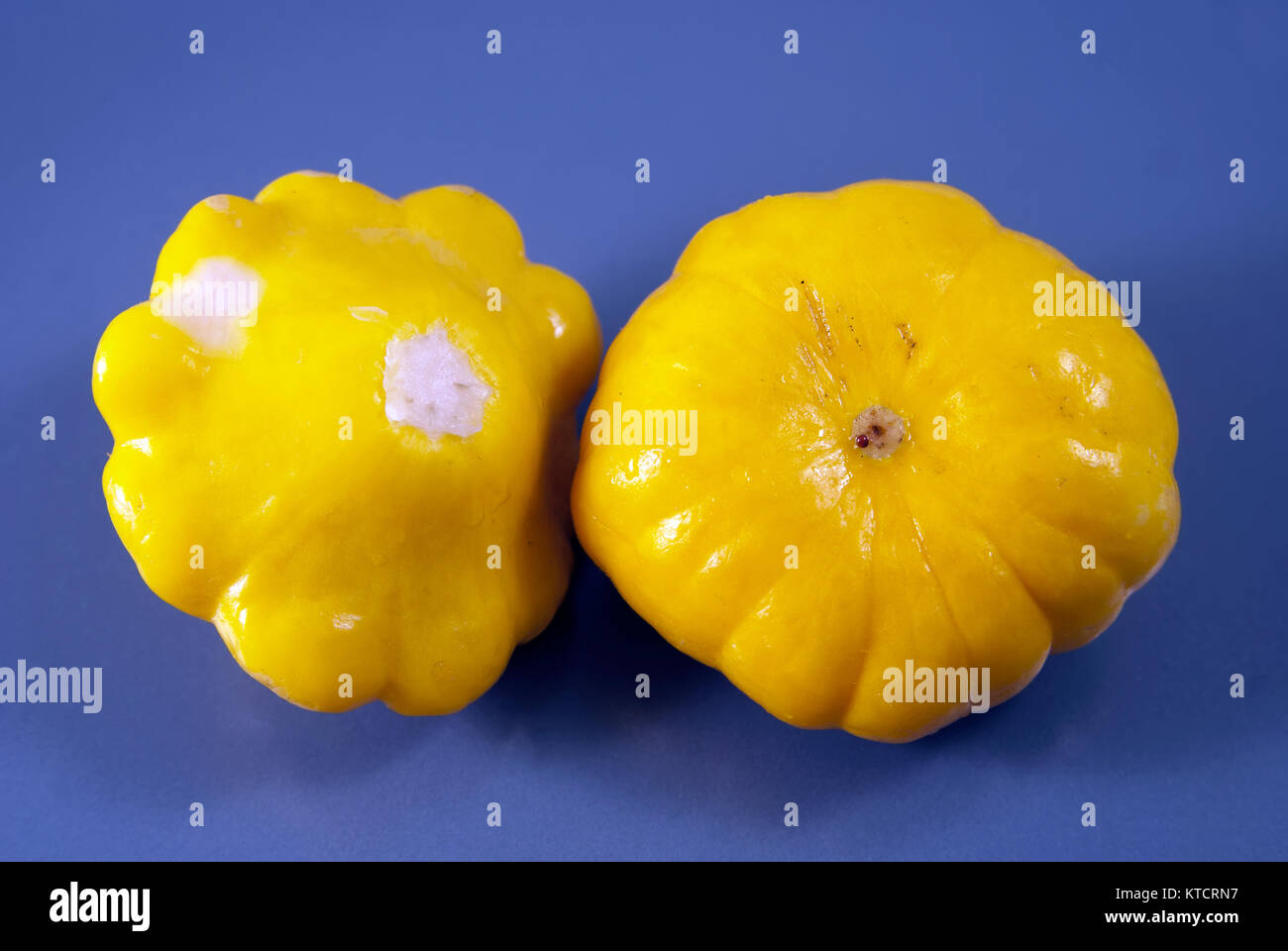 Zwei marinierte pattypans auf der Platte. Schließen Sie herauf Bild Stockfoto