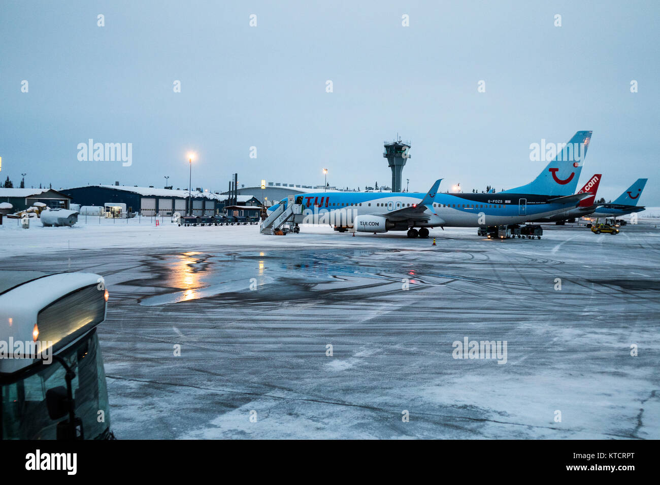 TUI Boeing 737800 am Flughafen Kittila Lappland, Finnland, mit Schnee