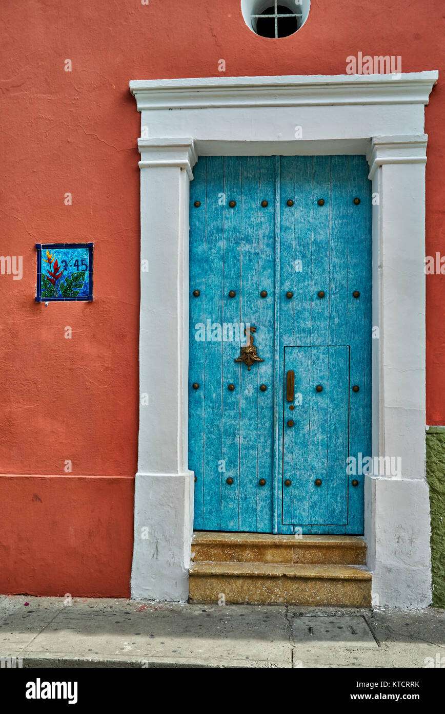 Dekoriert Tür, typischen bunten Fassaden der Häuser in Cartagena de Indias, Kolumbien, Südamerika Stockfoto