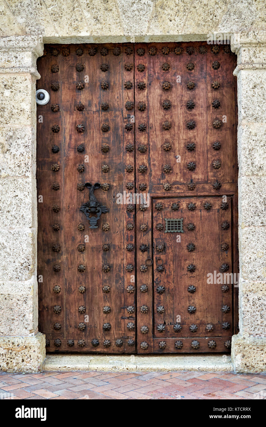 Dekoriert Tür, typischen bunten Fassaden der Häuser in Cartagena de Indias, Kolumbien, Südamerika Stockfoto