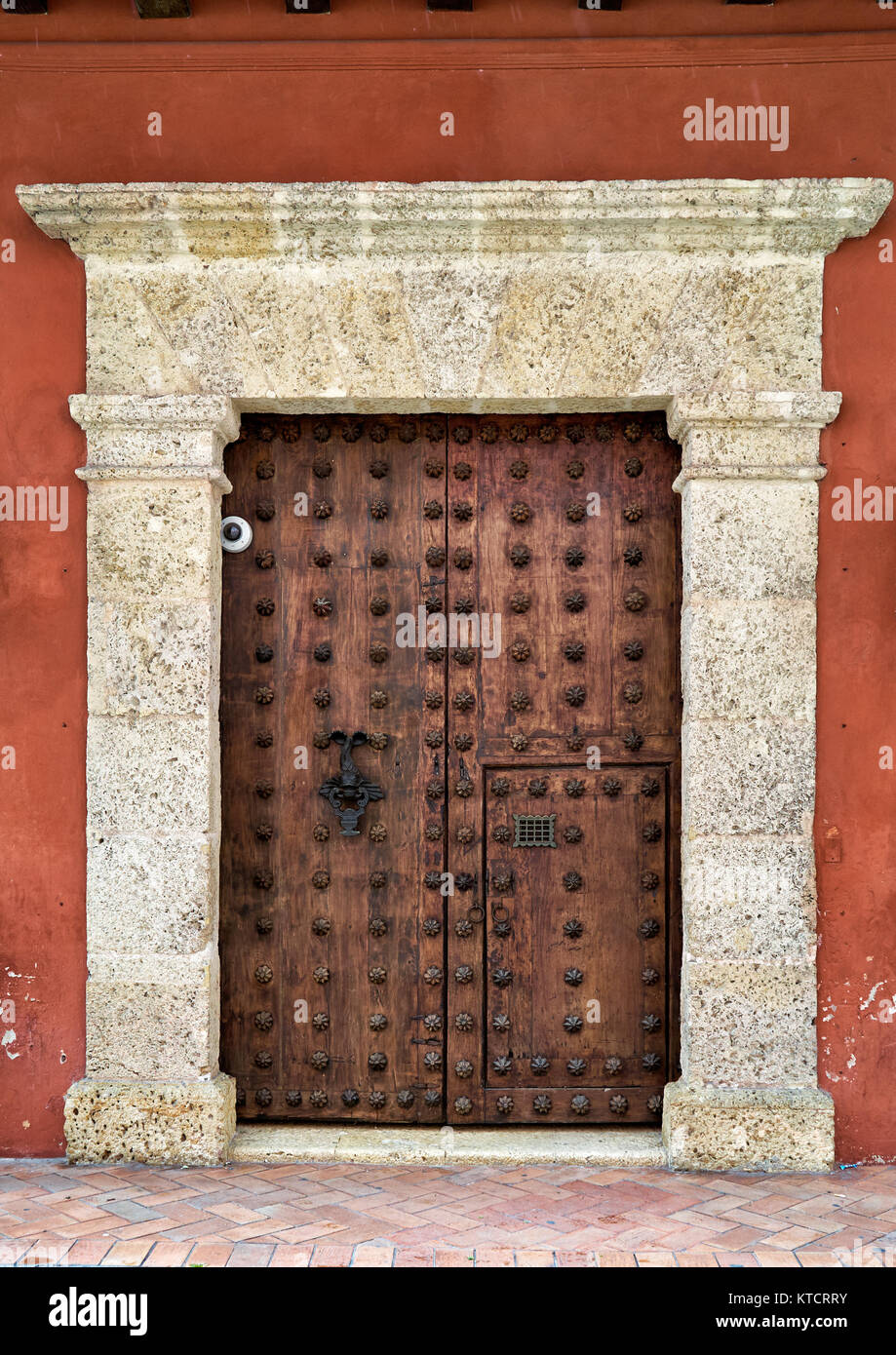 Dekoriert Tür, typischen bunten Fassaden der Häuser in Cartagena de Indias, Kolumbien, Südamerika Stockfoto
