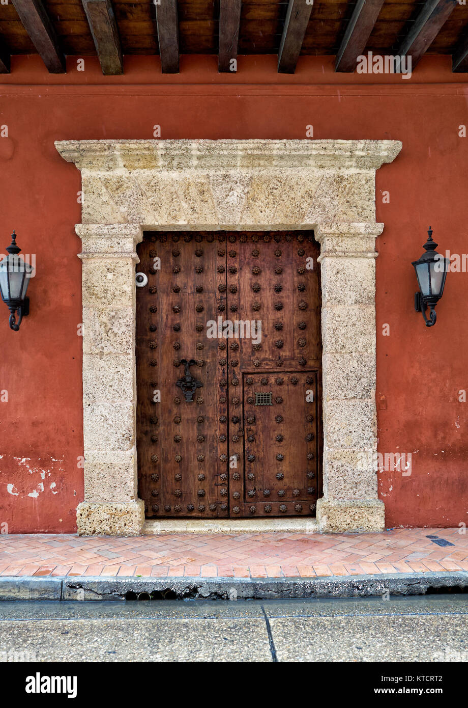 Dekoriert Tür, typischen bunten Fassaden der Häuser in Cartagena de Indias, Kolumbien, Südamerika Stockfoto