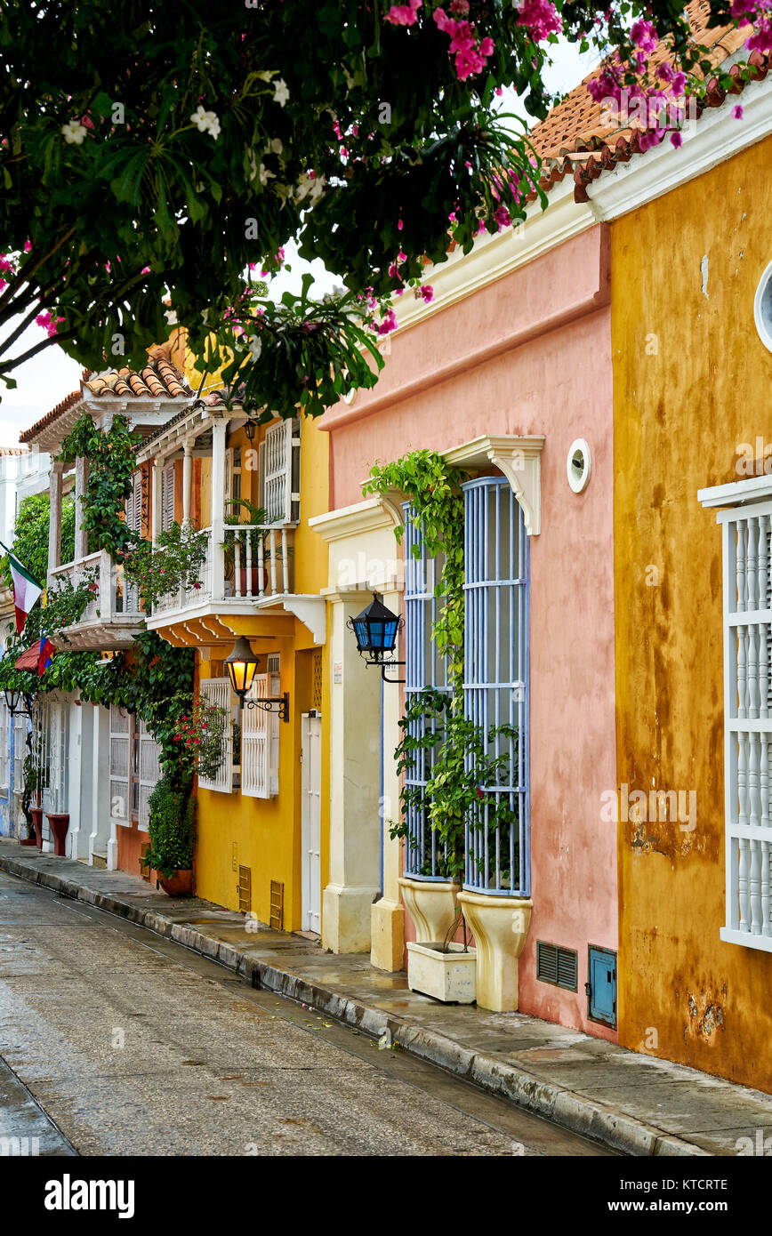 Typischen bunten Fassaden mit Balkonen der Häuser in Cartagena de Indias, Kolumbien, Südamerika Stockfoto