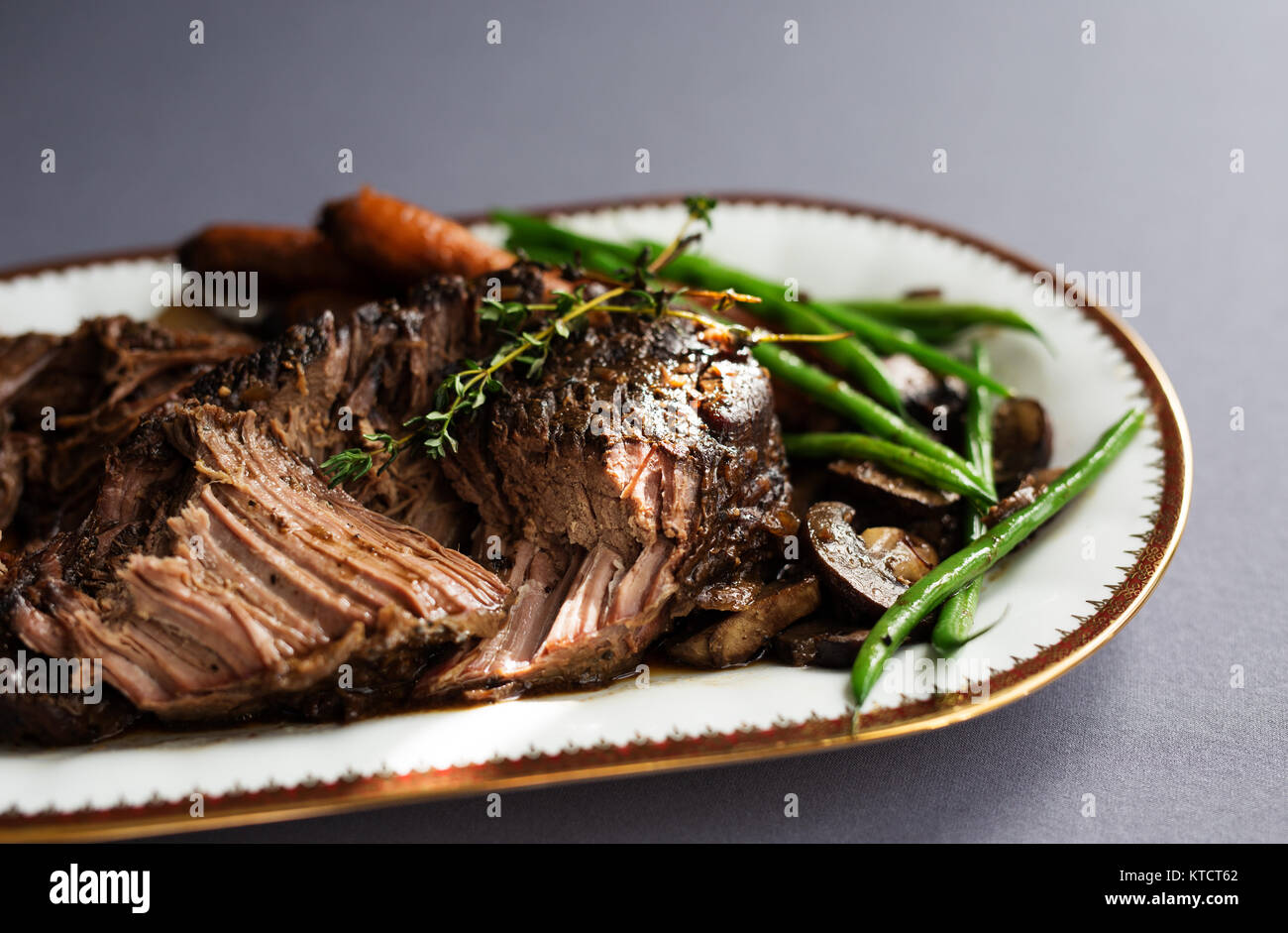 Langsam gekochtes Rindfleisch Schmorfleisch mit grünen Bohnen, Karotten ...