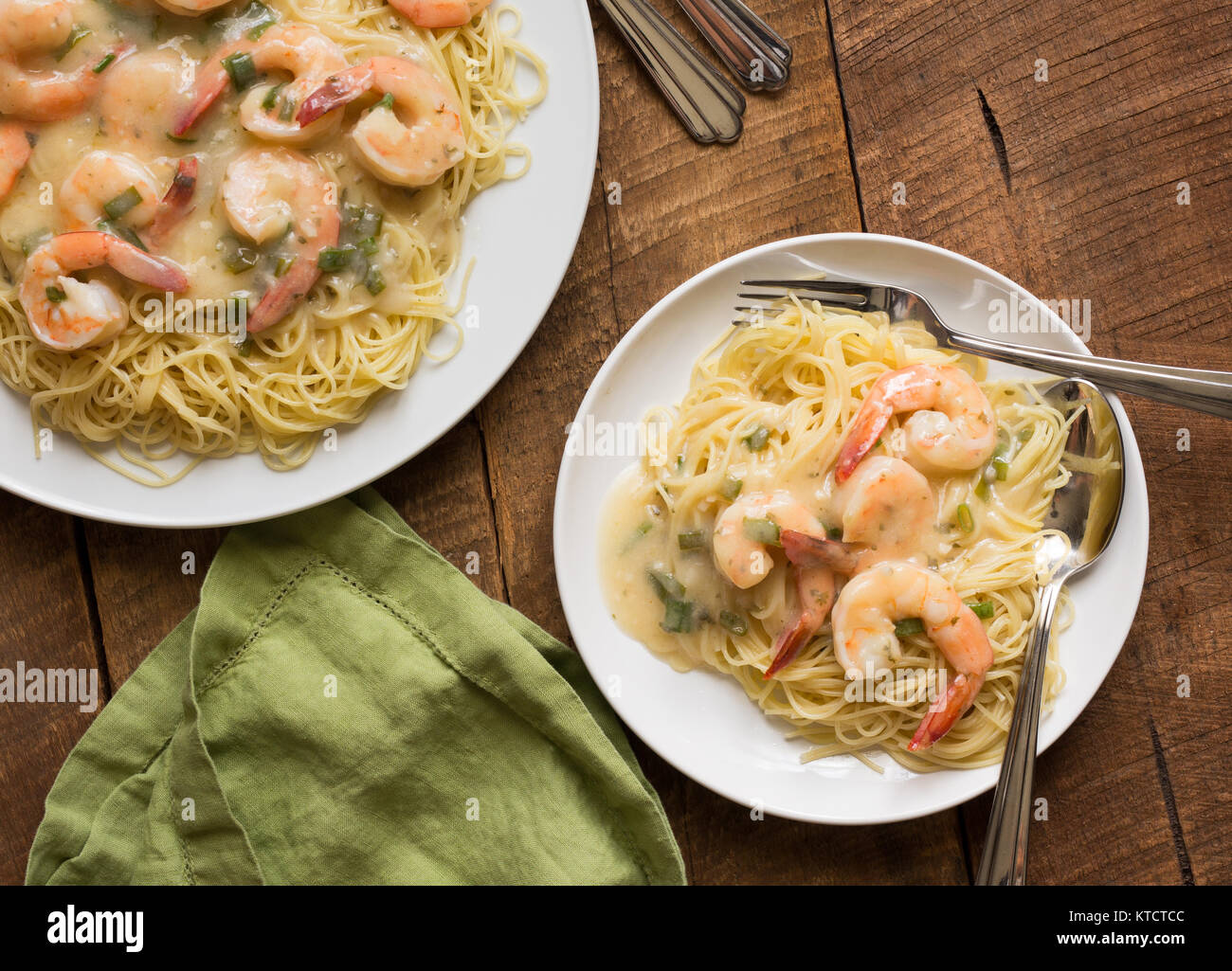 Overhead shot von Shrimp Scampi auf einem Holztisch Stockfoto