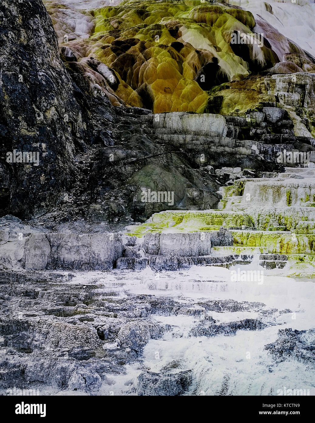 Travertin Formationen und farbenfrohen Felsformationen Mammoth Hot Springs Historic District in Yellowstone National Park, Wyoming, USA Stockfoto