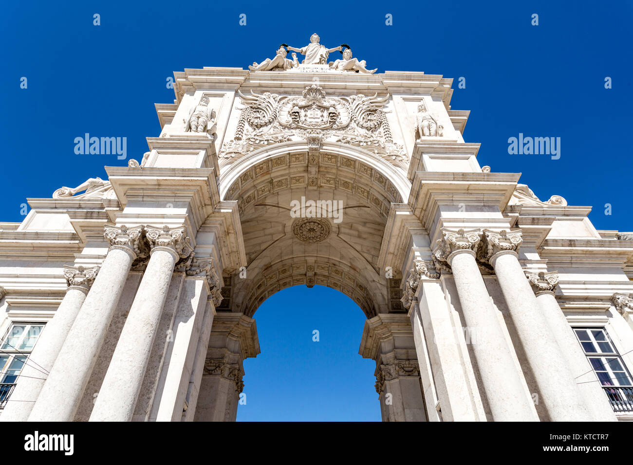 Die Rua Augusta Marmor Triumphal Arch ist ein historisches Denkmal und Hauptattraktion auf Commerce Square (Praça do Comercio) in Lissabon, Portugal Stockfoto