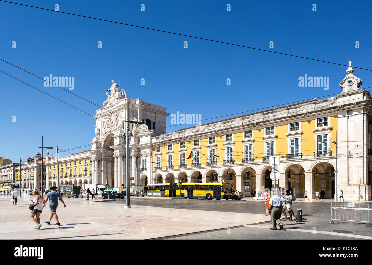 Die Rua Augusta Marmor Triumphal Arch ist ein historisches Denkmal und Hauptattraktion auf Commerce Square (Praça do Comercio) in Lissabon, Portugal Stockfoto