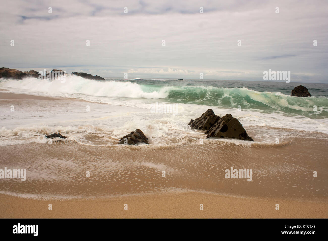 Felsen und Brandung auf Garrapata State Park Beach, Kalifornien, USA Stockfoto