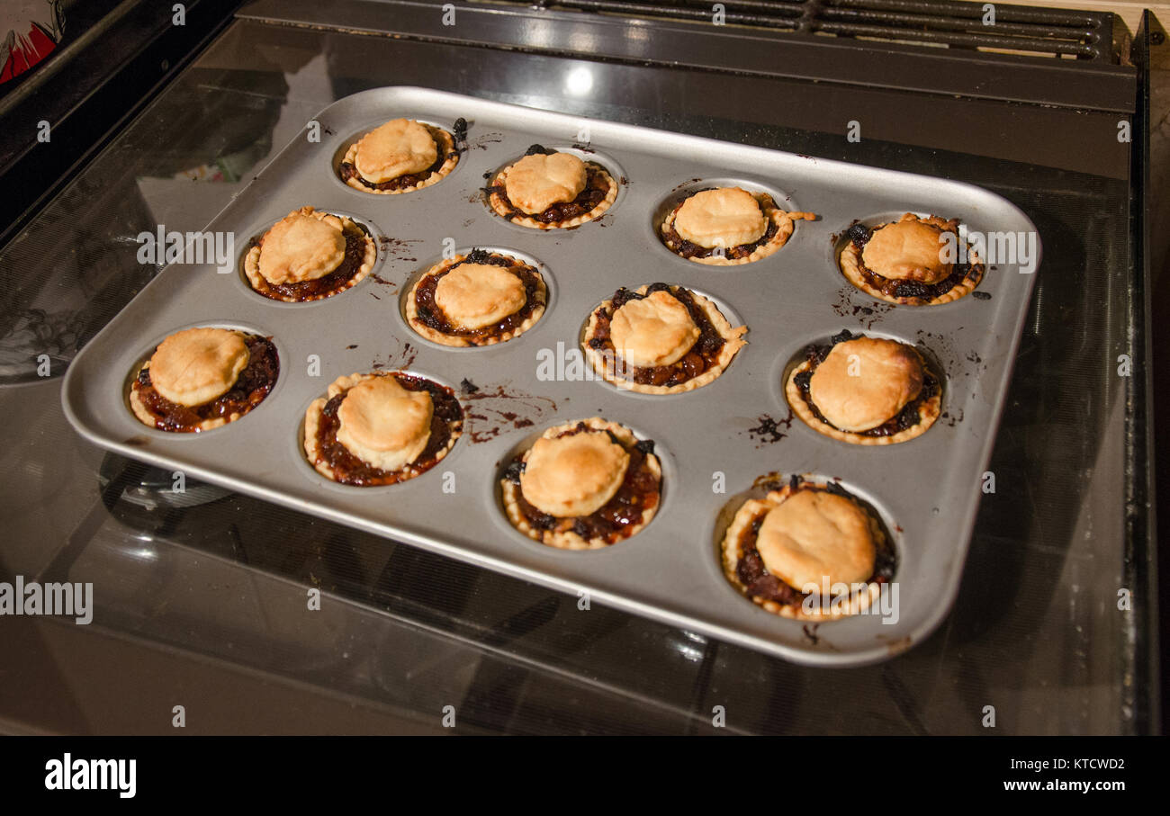 Hausgemachte frische Hackfleisch aus dem vorbei, aber immer noch auf die Unterstützung Zinn. Sie sind eine festliche Snack, Traditionell um Weihnachten gegessen. Stockfoto