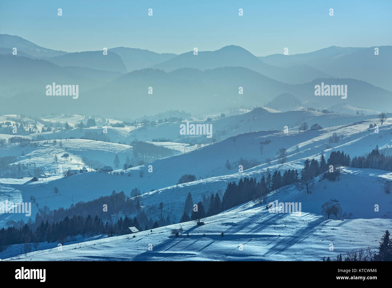 Malerische Winterlandschaft mit den verschneiten Rucar-Bran Pass am Morgen, Brasov County, Siebenbürgen, Rumänien. Stockfoto
