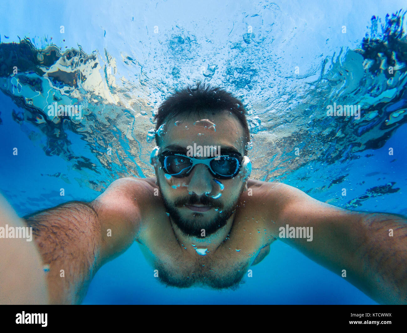 Der Mann Tauchen auf den Pool und eine selfie mit Schwimmbad Gläser Stockfoto