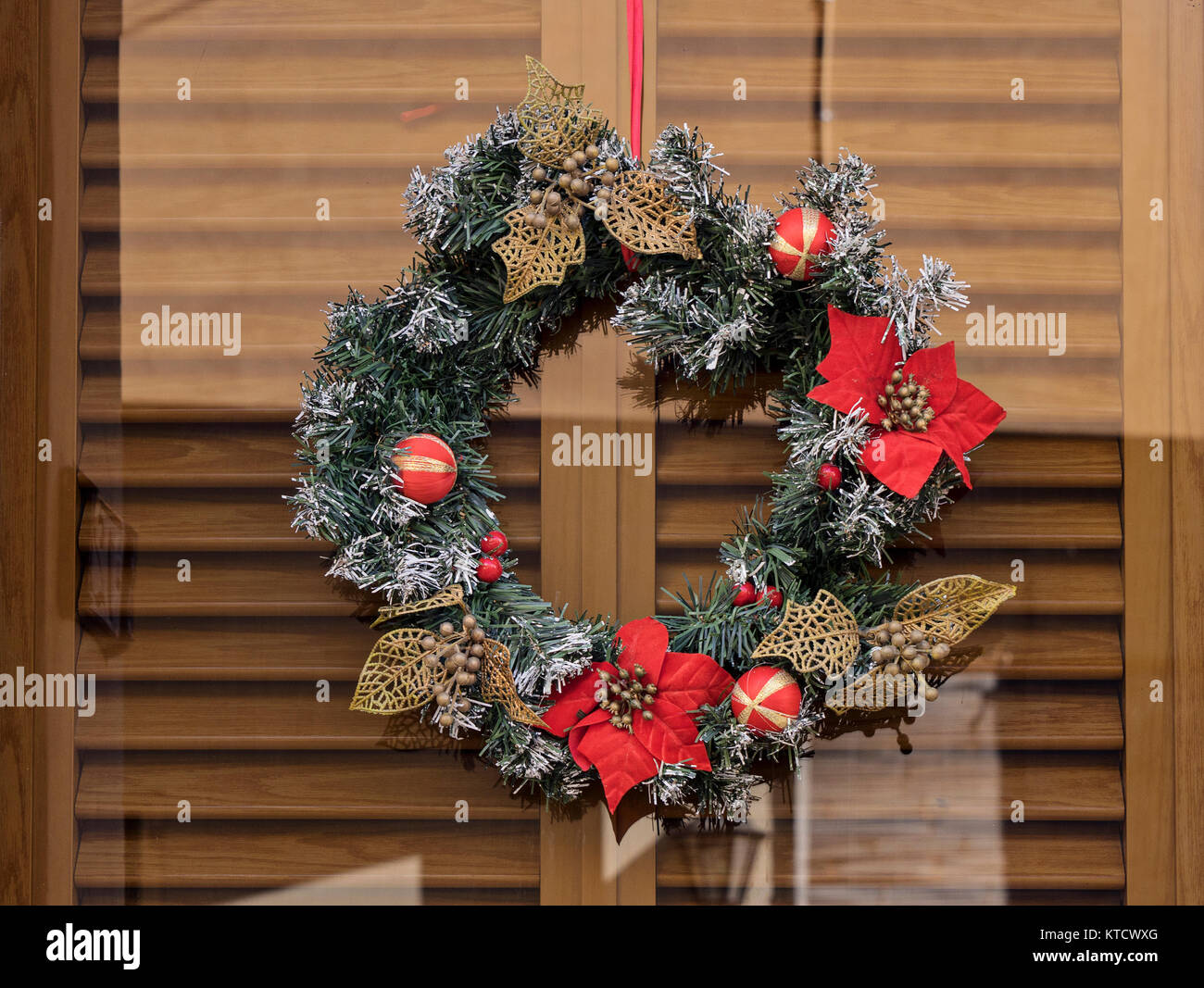 Weihnachten Kranz mit Blumen Weihnachtsstern auf Glas Tr Stockfotografie -  Alamy