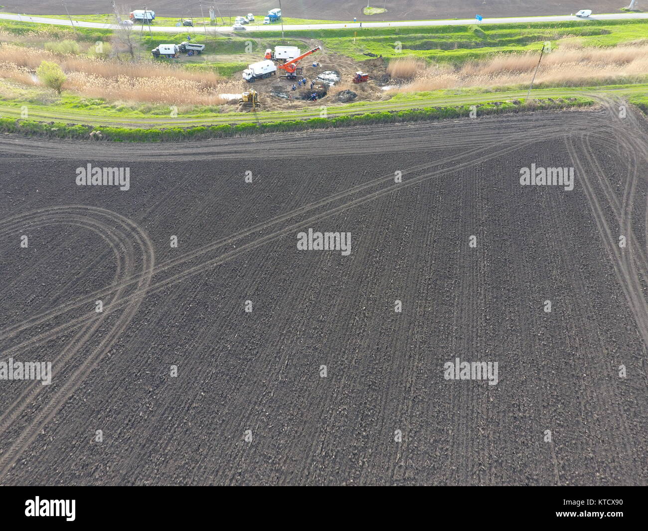 Reparatur der Gaspipeline Abschnitt durch das Wasser Kanal. Reparaturarbeiten Stockfoto