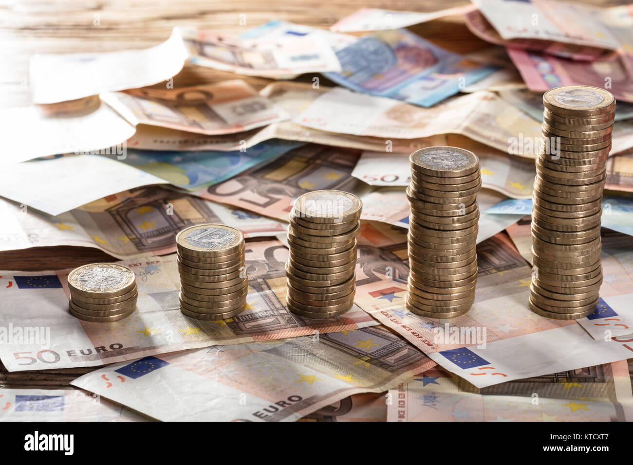 Münze gestapelt auf Euro-banknoten Stockfoto
