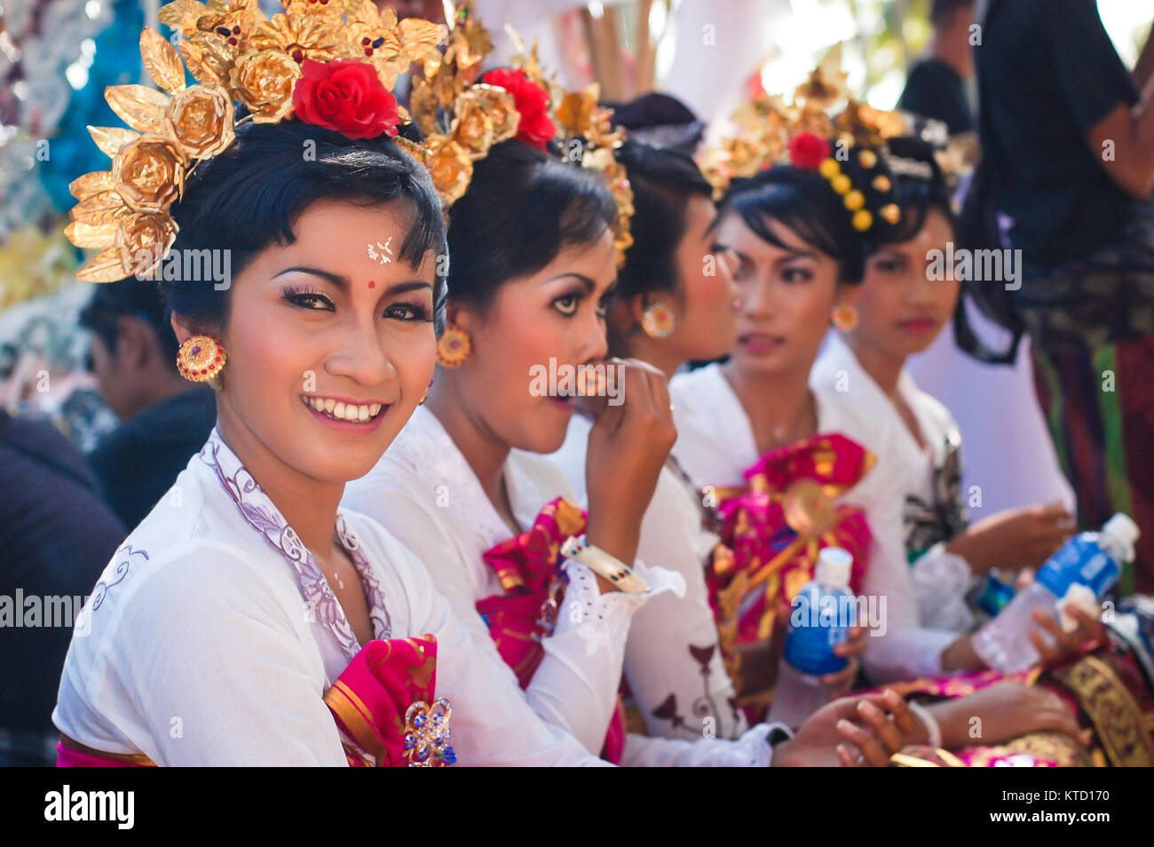 Balinesische Mädchen während Ogoh-Ogoh Parade in der Stadt Tabanan, Bali. Ogoh-ogoh Parade ist das Symbol des Bösen und feierte einen Tag vor dem nyepi. Stockfoto