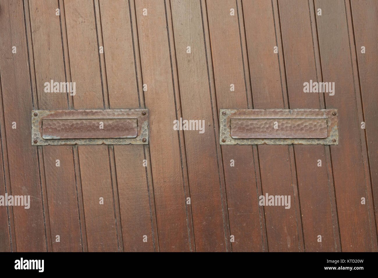 Holztür mit zwei Einschüben Stockfoto