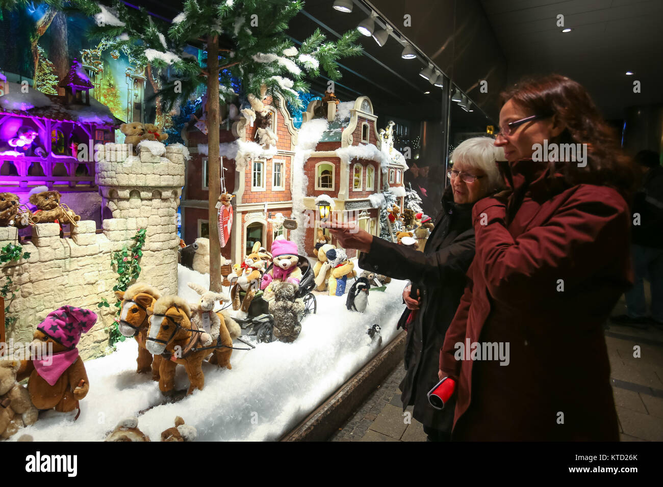 München, Deutschland - Dezember 11, 2017: Zwei Frauen Sehenswürdigkeiten  die Schaufenster der Galeria Kaufhof verziert mit Spielzeug im Winter Stil  in der Nacht in München, G Stockfotografie - Alamy