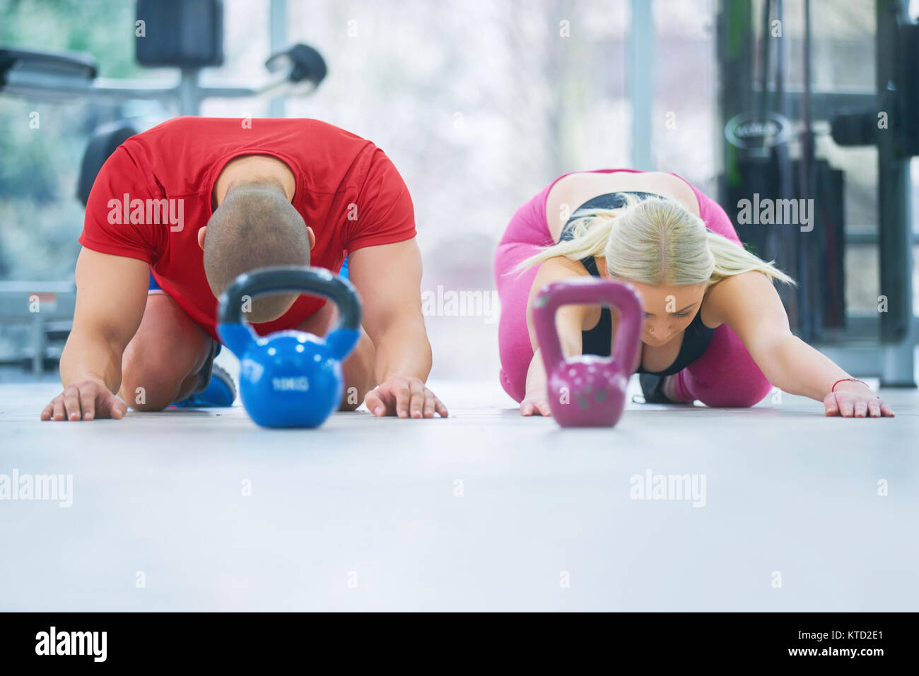 Gruppe in funktionelle Fitness Training mit kettlebell im Sport Fitnessraum Stockfoto