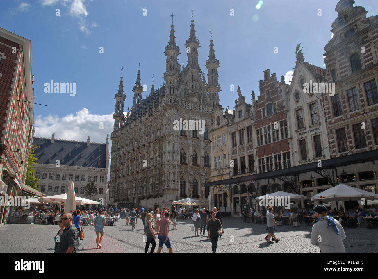 Leuven, Belgien - 20. August 2016: Das Leben in der Stadt am Marktplatz (Grote Markt) Stockfoto
