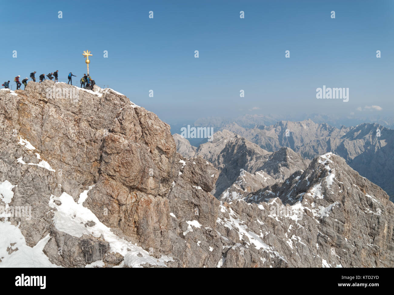 Bergsteiger auf dem Gipfel der Zugspitze, Deutschland Stockfoto