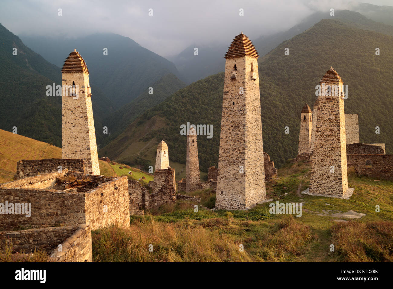 Cintia militärischen mittelalterlichen Türme in den Bergen, Inguschetien und Tschetschenien Stockfoto