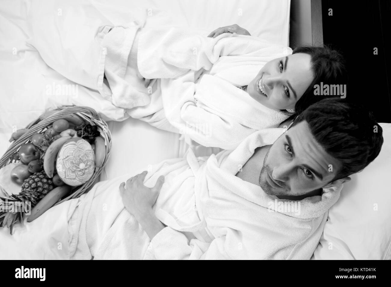 Paar entspannende im Bett mit Obstkorb, Vergnügen Stockfoto