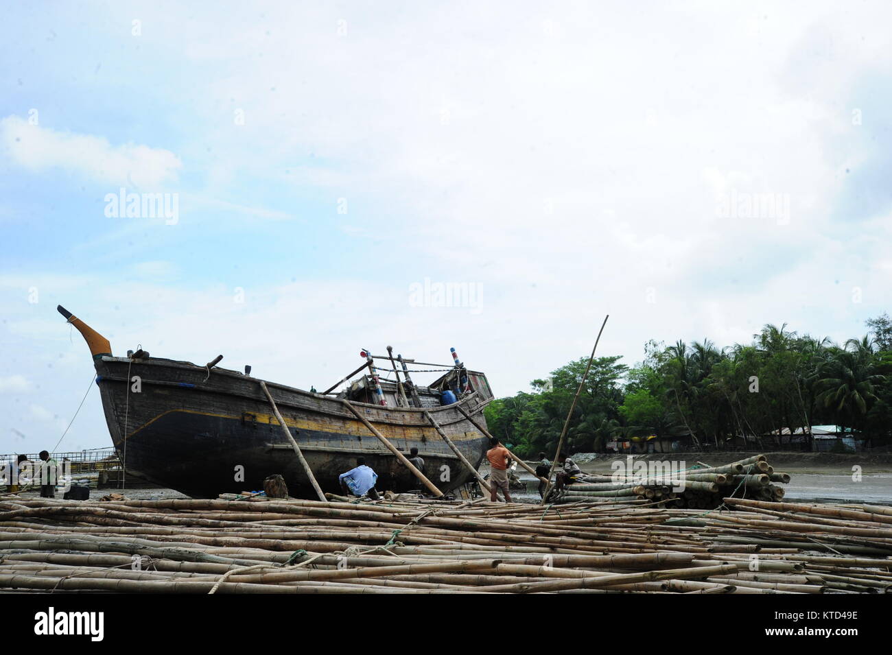 Bangladeshi carpenter Wiederholung ein hölzernes Fischerboot bei Cox's Bazar in Bangladesch. Stockfoto