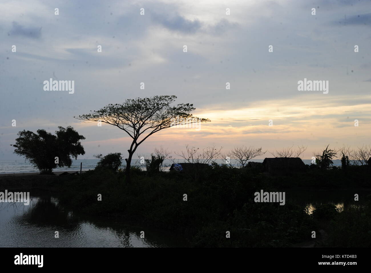 Sonnenuntergang in Cox's Bazar Meer Strand in Bangladesch. Stockfoto