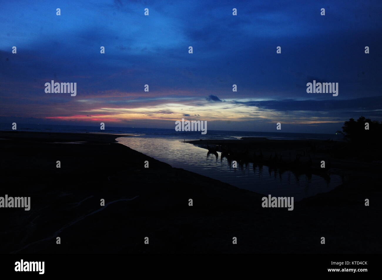 Sonnenuntergang in Cox's Bazar Meer Strand in Bangladesch. Stockfoto