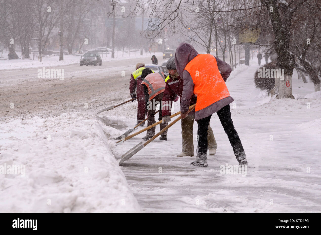 Nach Blizzard. Städtische Arbeiter Entfernen von Schnee und Eis aus den Straßen von Kiew. 12. Januar 2016. Kiew, Ukraine. Stockfoto