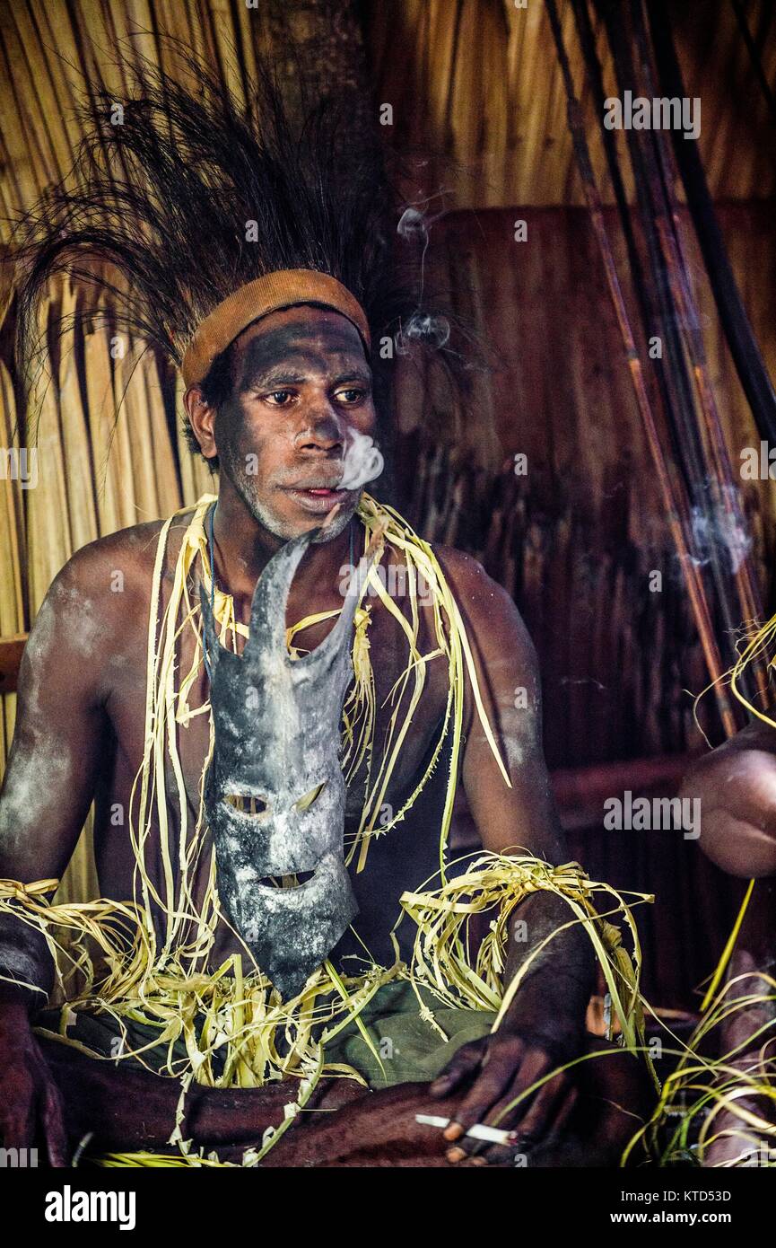 ATSY YOUW DORF, Bezirk, ASMAT REGION, IRIAN JAYA, Neuguinea, Indonesien - 23. MAI 2016: Porträt eines Mannes aus dem Volk der Asmat Menschen mit Rit Stockfoto