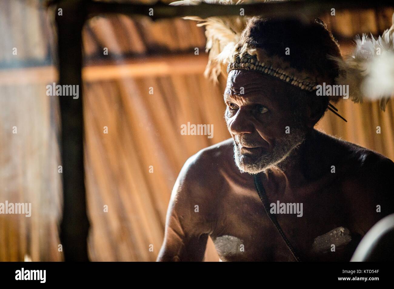 ATSY YOUW DORF, Bezirk, ASMAT REGION, IRIAN JAYA, Neuguinea, Indonesien - 23. MAI 2016: Porträt eines Mannes aus dem Volk der Asmat Menschen mit Rit Stockfoto