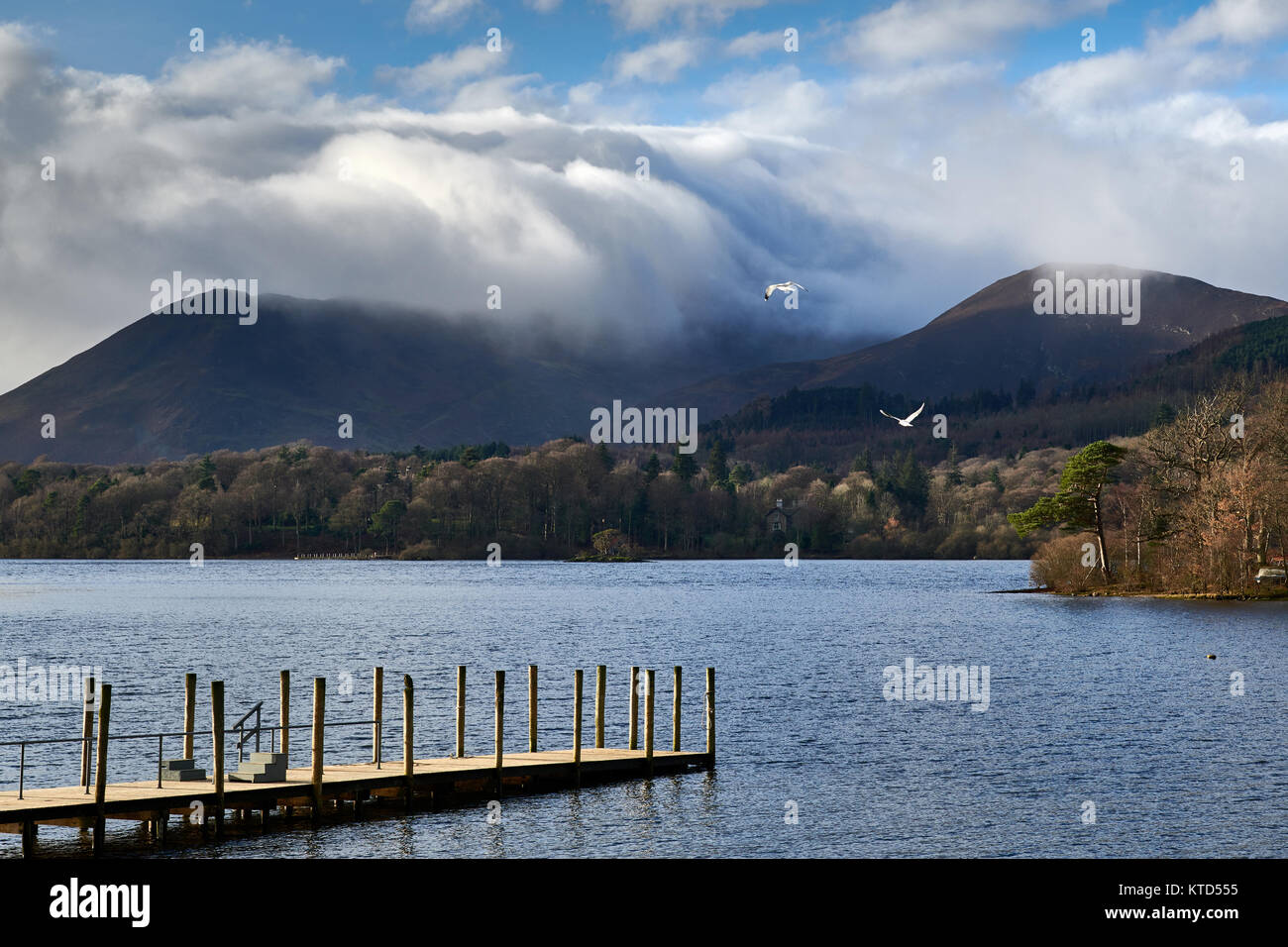 Causey Pike von Keswick über Derwentwater mit Wave wie Cloud Stockfoto