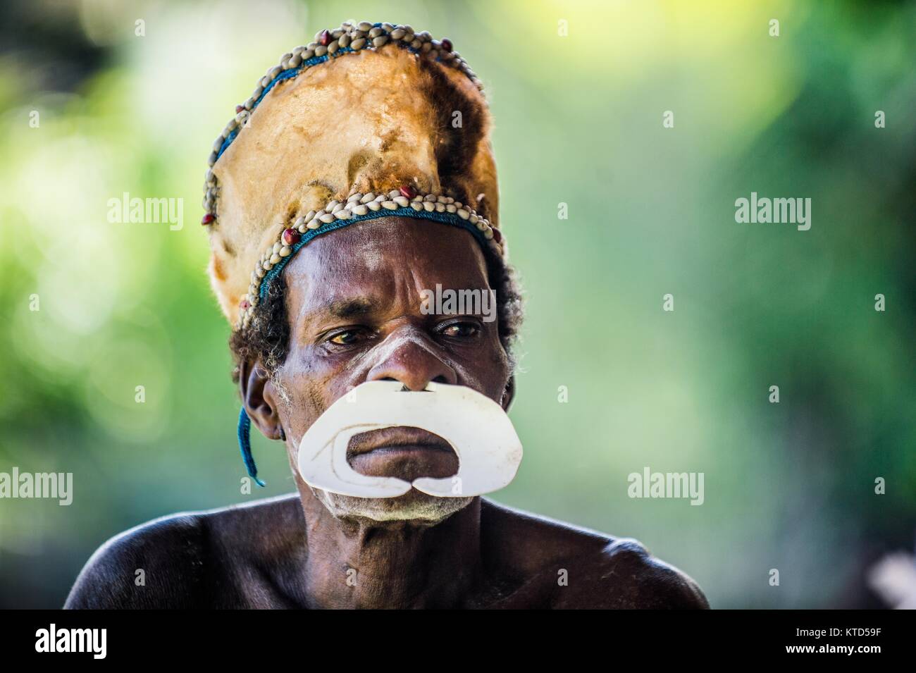 ATSY YOUW DORF, Bezirk, ASMAT REGION, IRIAN JAYA, Neuguinea, Indonesien - 23. MAI 2016: Porträt eines Mannes aus dem Volk der Asmat Menschen mit Rit Stockfoto