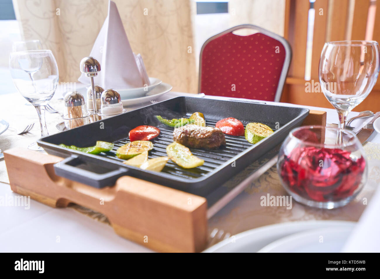 Rindersteak. Rumpsteak. Köstlich saftigen Rindersteak auf Gabel. Grill Gemüse. Stockfoto