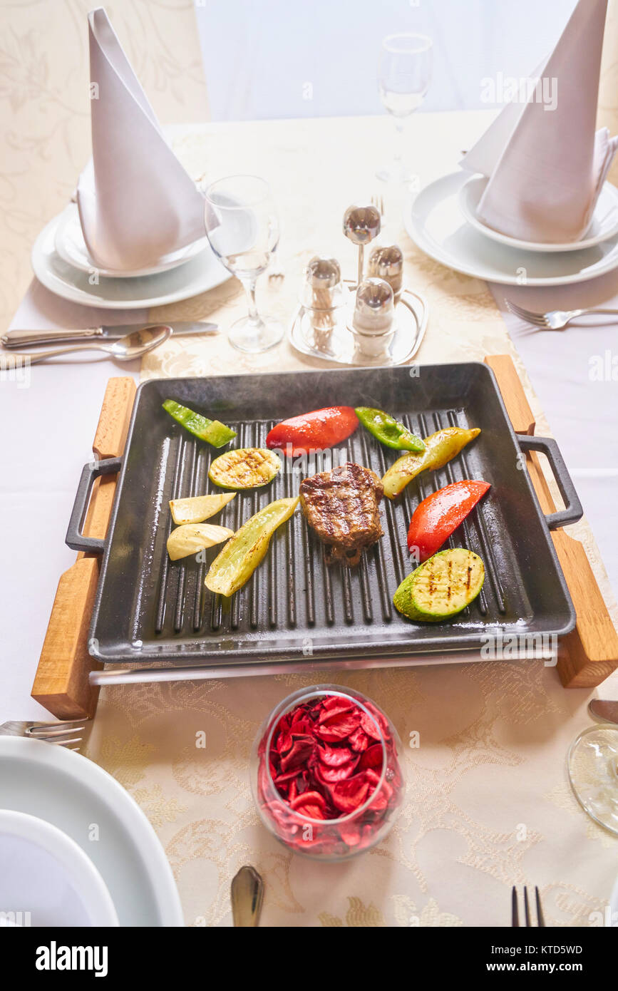 Rindersteak. Rumpsteak. Köstlich saftigen Rindersteak auf Gabel. Grill Gemüse. Stockfoto