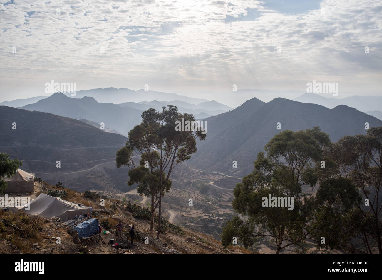Bergschichten im eritreischen Hochland auf dem Weg nach Massawa. Stockfoto