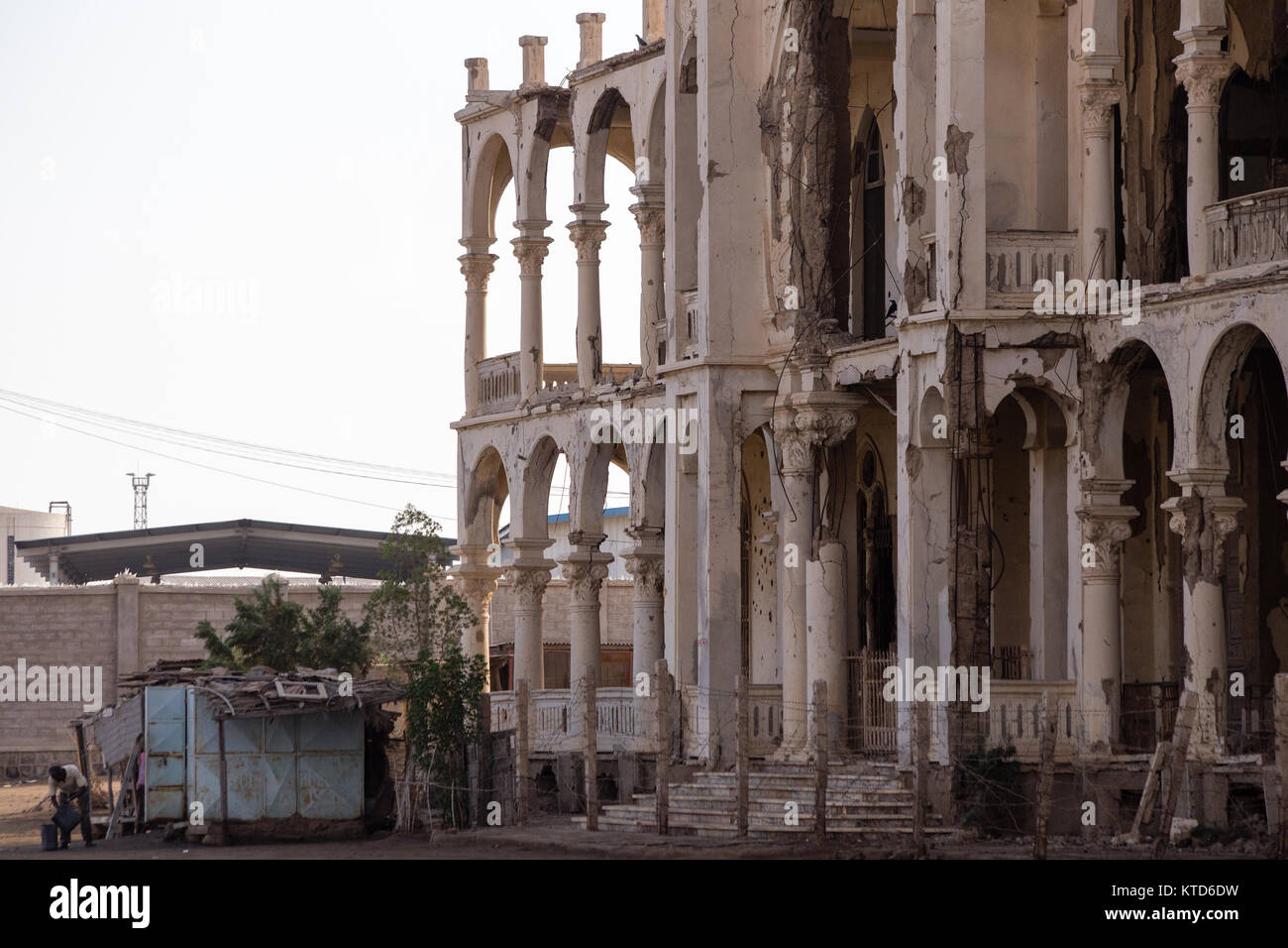 Verblasste Pracht und zerbröckelnde Ruinen der Hafenstadt Massawa in Eritreas Region des Roten Meeres. Stockfoto