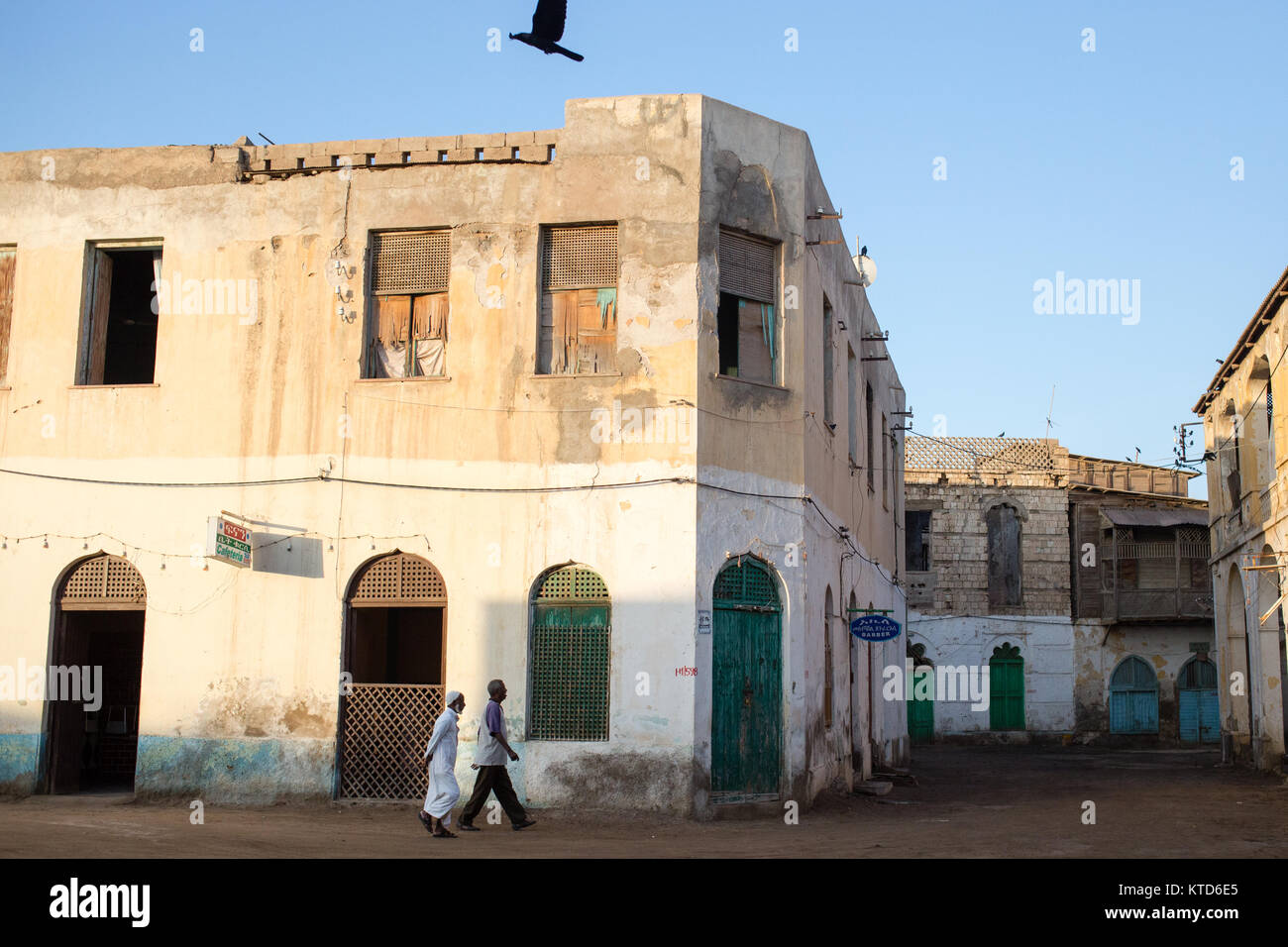 Verblasste Pracht und zerbröckelnde Ruinen der Hafenstadt Massawa in Eritreas Region des Roten Meeres. Stockfoto