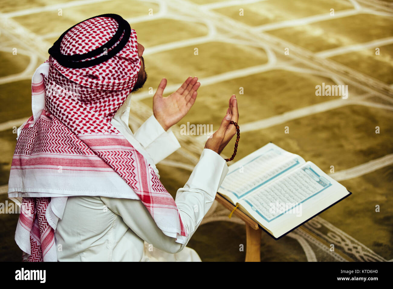 Religiöse Muslima, beten in der Moschee Stockfoto