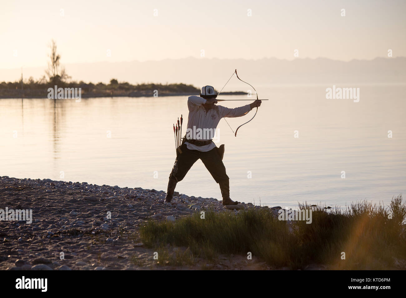 Almaz Akynov, Leiter der Kirgisischen Föderation Salburuun traditionelle Jagd Gruppe, Posen für Fotos am Ufer des Sees Issyk-kul. Stockfoto