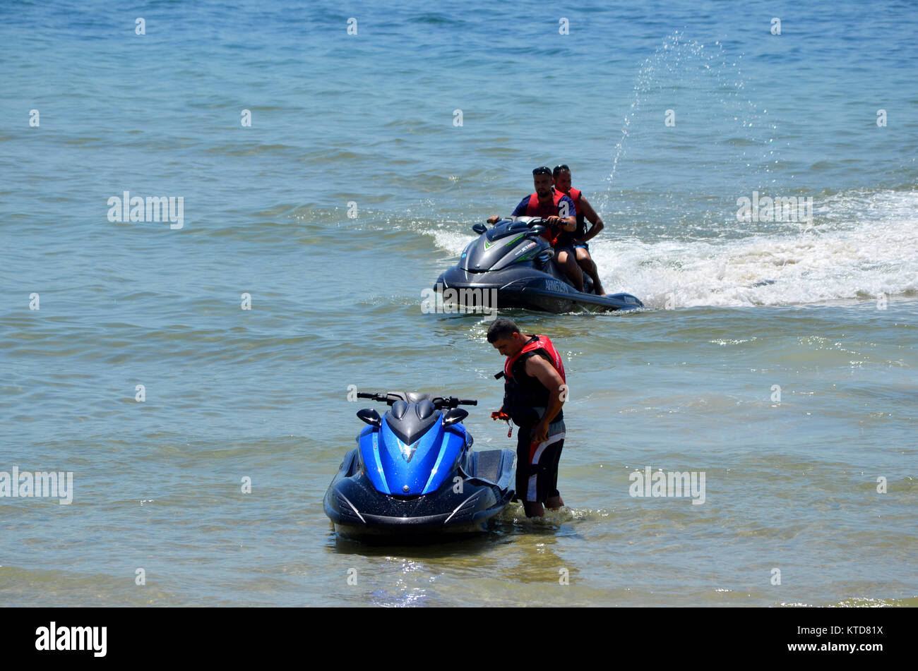 Drei Männer mit zwei Jet Skis Abkühlung im Meer Stockfoto