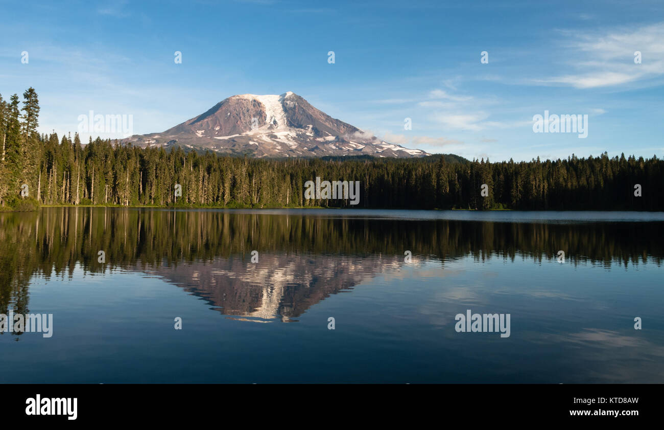 Mount Adams Takhlakh See glatt Reflexion Washington Cascade Mountain Range Stockfoto